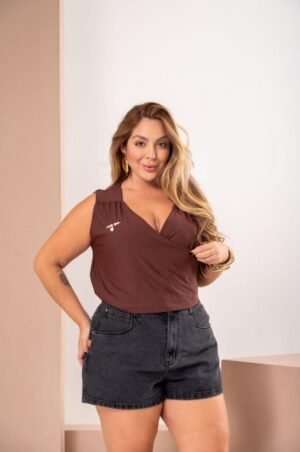 Modelo vestindo blusa feminina plus size em malha poliamida premium com caimento elegante e confortável.