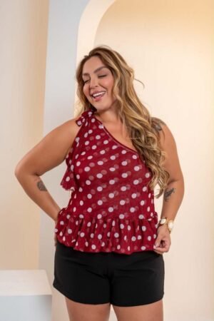 Modelo vestindo blusa feminina plus size em malha poliamida premium com caimento elegante e confortável.
