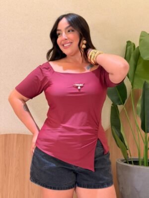 Modelo vestindo blusa feminina plus size em malha poliamida premium com caimento elegante e confortável.