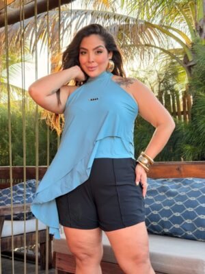 Modelo vestindo blusa feminina plus size em malha poliamida premium com caimento elegante e confortável.