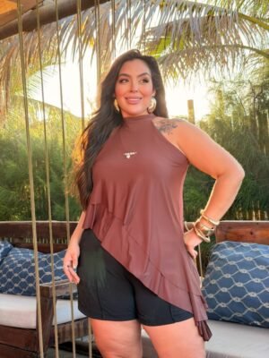 Modelo vestindo blusa feminina plus size em malha poliamida premium com caimento elegante e confortável.