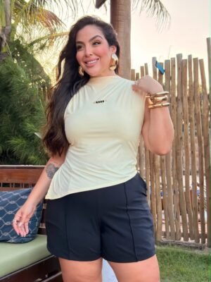 Modelo vestindo blusa feminina plus size em malha poliamida premium com caimento elegante e confortável.