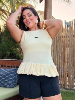 Modelo vestindo blusa feminina plus size em malha poliamida premium com caimento elegante e confortável.