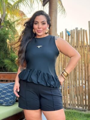 Modelo vestindo blusa feminina plus size em malha poliamida premium com caimento elegante e confortável.