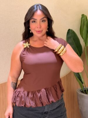 Modelo vestindo blusa feminina plus size em malha poliamida premium com caimento elegante e confortável.