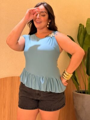 Modelo vestindo blusa feminina plus size em malha poliamida premium com caimento elegante e confortável.