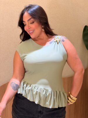 Modelo vestindo blusa feminina plus size em malha poliamida premium com caimento elegante e confortável.